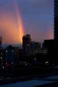 Tras un día de lluvia fina y revitalizante, aparece un nítido arco iris. No todos los días de arco iris son días de nítidos arco iris.